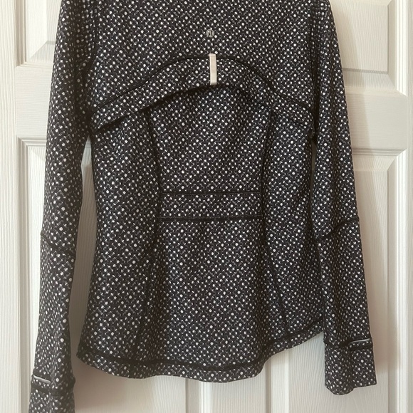 Lululemon black-and-white define jacket white zipper size 8 excellent condition. - Picture 3 of 6